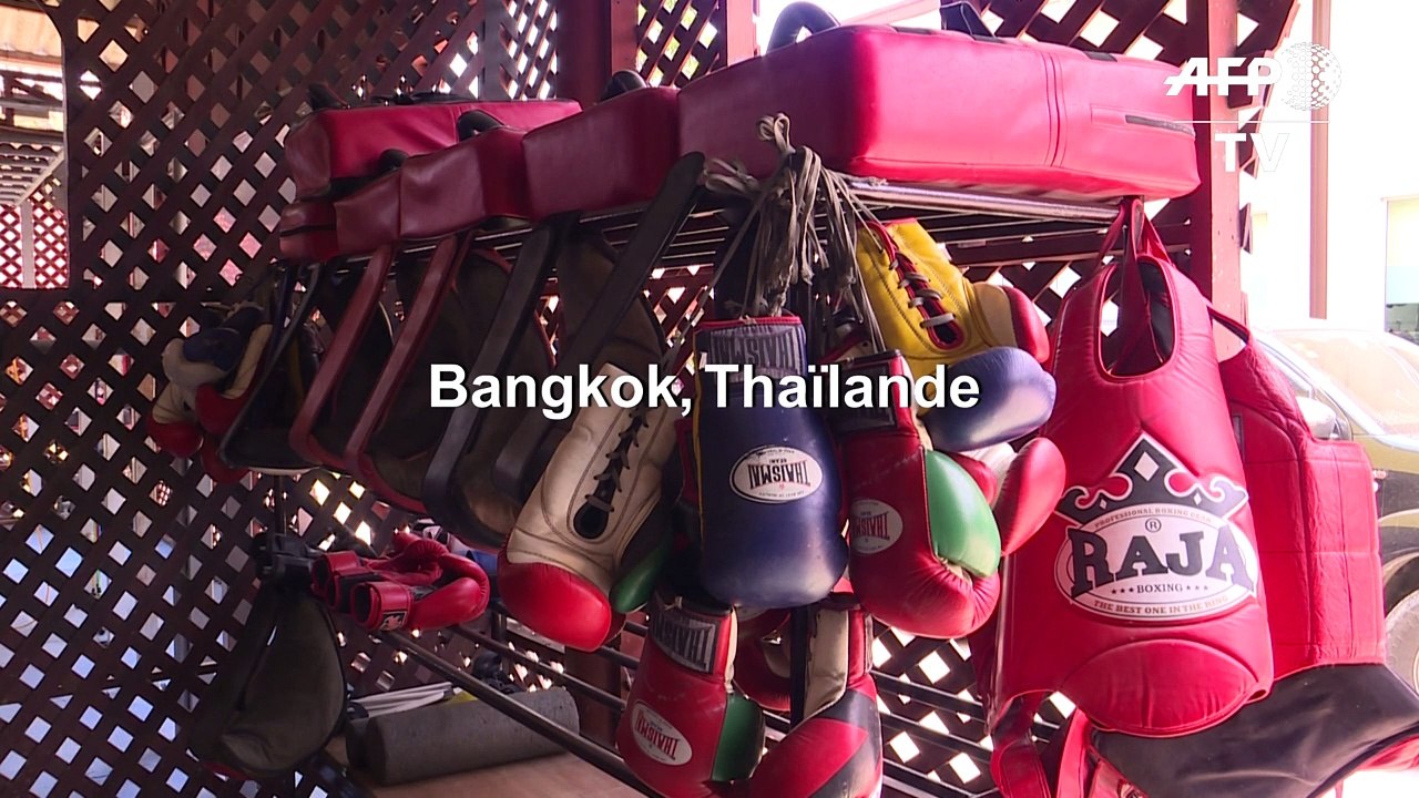 Coronavirus: les champions de boxe thaï au tapis en Thaïlande