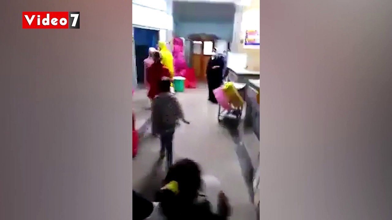فيديو مؤثر لنقل أطفال من صفط تراب للحجر الصحى ب...