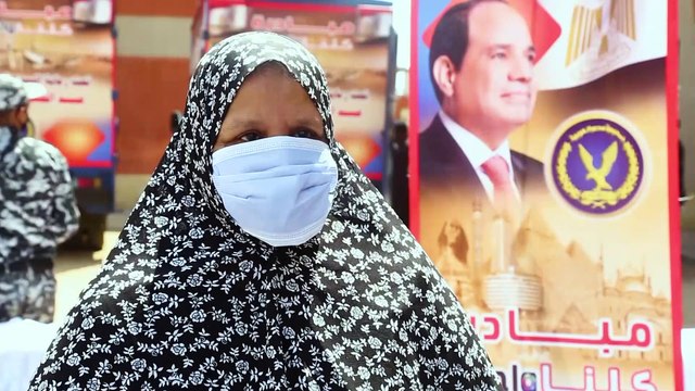 بكمامات على الوجه.. الشرطة توزع كراتين غذائية على المواطنين