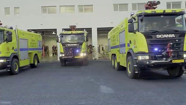 Danse des pompiers d'un aéroport en Islande devant un avion en feu !