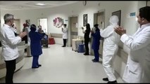 Koronavirüsü yenen 72 yaşındaki kadın alkışlarla taburcu edildi