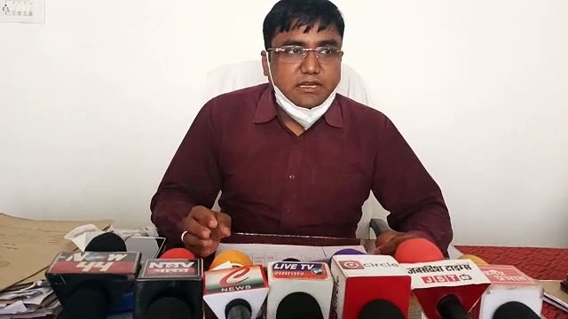 सुल्तानपुर: समाजसेवी अजय तिवारी द्वारा एसडीएम को सौंपा गया मास्क और साबुन