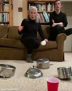 Voici une idée de jeu intéressante pour vous amuser en famille durant ce confinement. Il consiste à faire entrer une balle dans un gobelet après quelques rebondissements sur des casseroles et poêles.