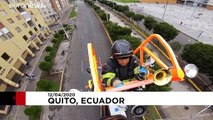 Ce pompier équatorien joue de la trompette pour les habitants confinés