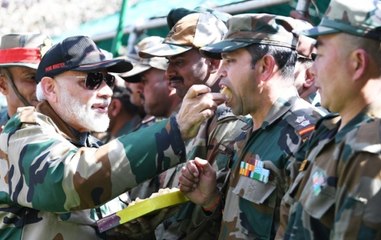 Descargar video: Rajouri: PM Narendra Modi Celebrates Diwali With Troops Guarding LoC