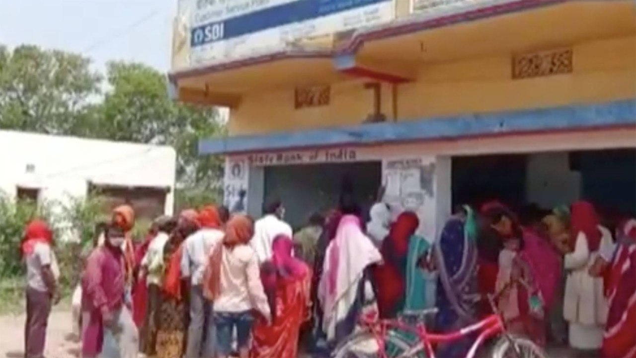 Despite Lockdown, crowd gathers at Banks in Bihar for money