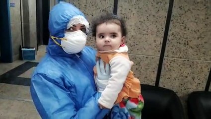 الفريق الطبى بمستشفى قها يحتفل بتعافى "هنا" أصغر مصابة بكورونا