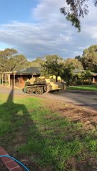 Ce papa et son fils sortent les poubelles... en char d'assault