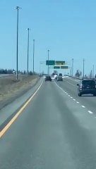 Un avion réussit un atterrissage d'urgence sur une autoroute au Québec