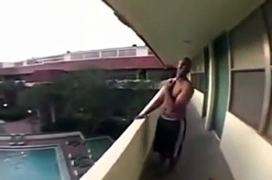 Il saute du 3eme étage dans la piscine et frôle le pire