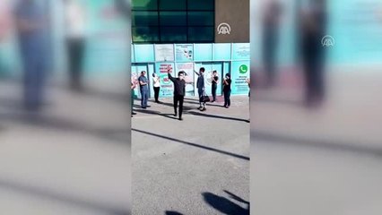 Koronavirüsü yenen 2 hasta alkışlarla taburcu edildi