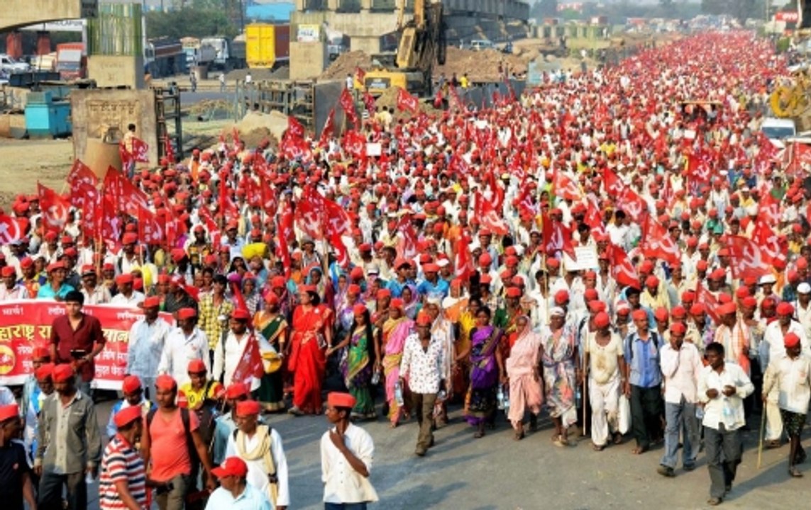 Over 10,000 Protesting Farmers Meet CM Devendra Fadnavis - Video ...