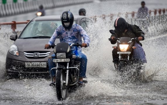 Delhi wakes up to overcast skies, heavy downpour, hailstorm in NCR