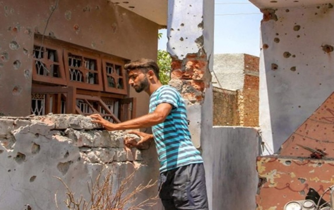 Alert in Kashmir, people living border area shifted to safer places