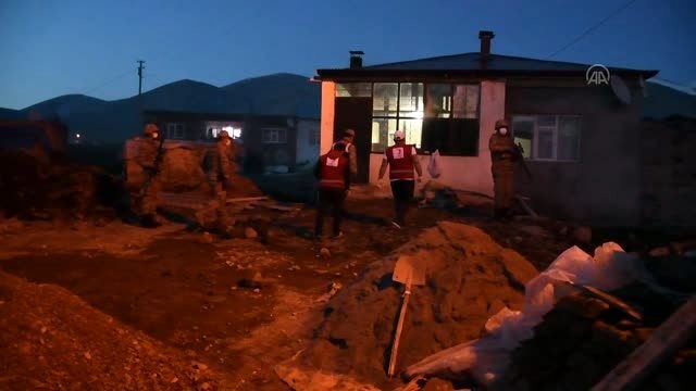 Mehmetçik ve Türk Kızılay gönüllüleri KOAH hastası yaşlının yardımına koştu