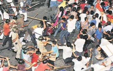 Lathicharge on protesters demanding revenge for Pulwama in Nalasopara