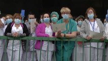 Minuto de silencio de los sanitarios del Hospital 12 de Octubre por las víctimas del COVID-19