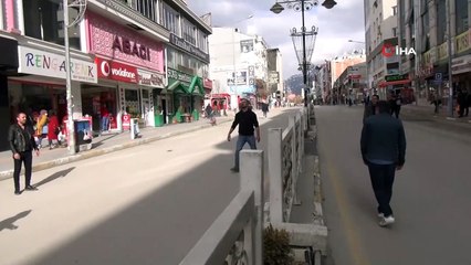 Korona virüs nedeniyle boş kalan caddede esnaf ve vatandaşlar top oynadı