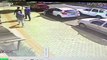 Vídeo: Ladrões rendem motorista, mas não conseguem fugir com automóvel