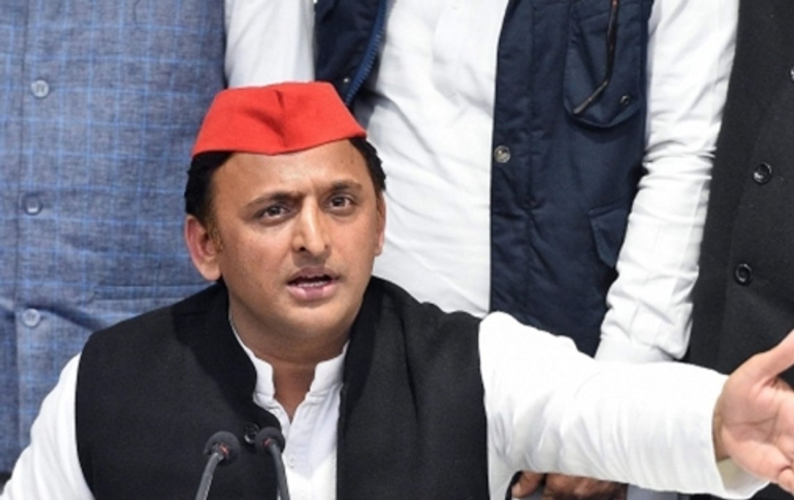 I am stopped at Lucknow airport by authorities, tweets Akhilesh Yadav
