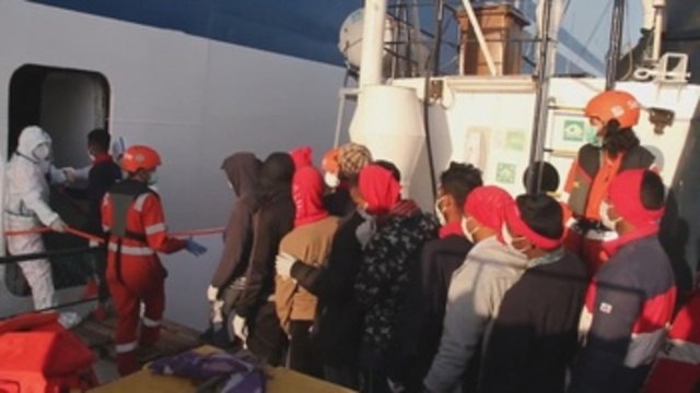 Los 147 migrantes del Alan Kurdi, trasladados a un ferri para cuarentena