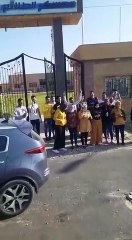شباب كفر الشيخ يحيون الأطقم الطبية بعد انتهاء عملهم بمستشفى العزل