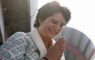 下载视频: Priyanka Gandhi offers prayers at Kashi Vishwanath temple in Varanasi