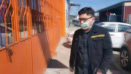 Dükkana giren köpek, masada bulunan poşetteki poğaçaları böyle çaldı