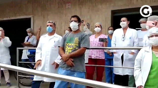 Agentes penitenciários prestam homenagem aos profissionais da saúde