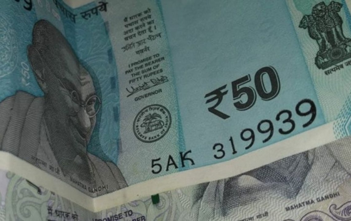 It was raining money at wedding function in Gujarat