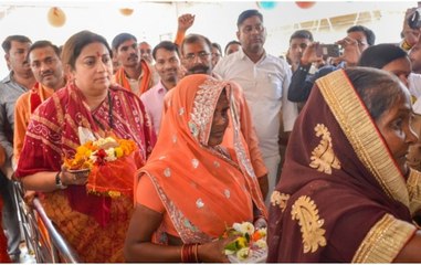 Smriti Irani walks barefoot to Mumbai's Siddhi Vinayak Temple