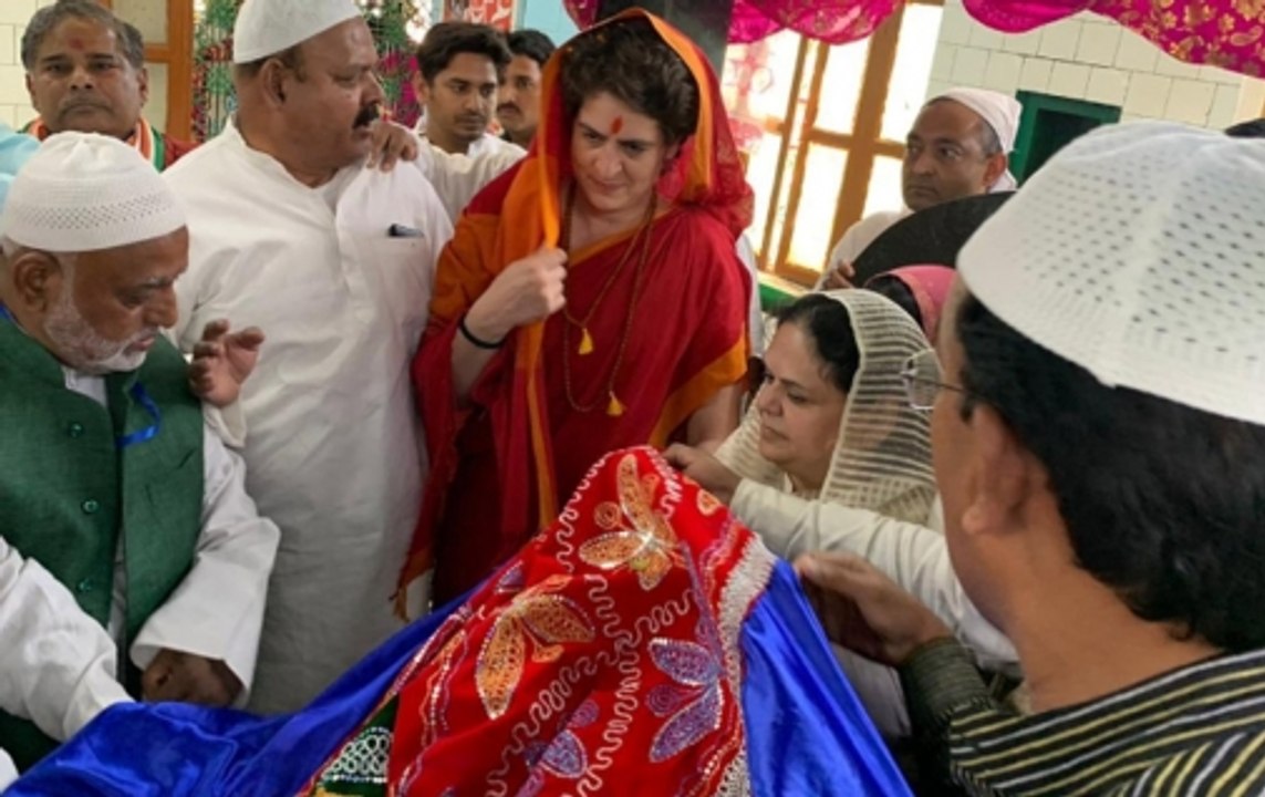 Priyanka Gandhi offers prayers at Khwaja Ismail...