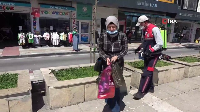 - Samsun’da maske ve sosyal mesafe uygulaması- Vatandaşlar sokağa çıkma yasağı öncesinde alışverişe koştu