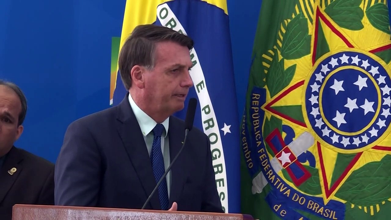 Bolsonaro pide "retomar empleos" tras sustituir a su ministro de Salud en plena pandemia