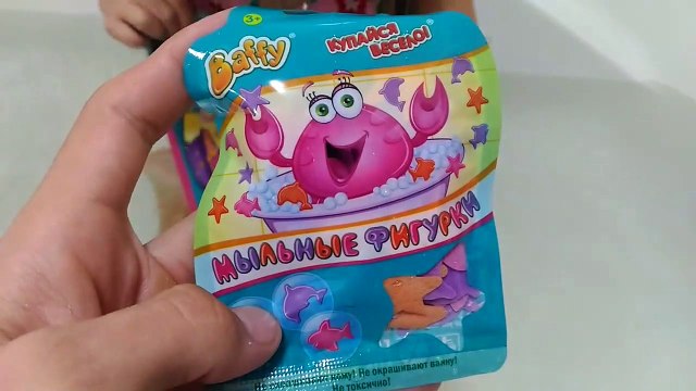 Sophia Carinha de Anjo Mostrando a Lol Surprise - Corante Divertido na Hora do Banho