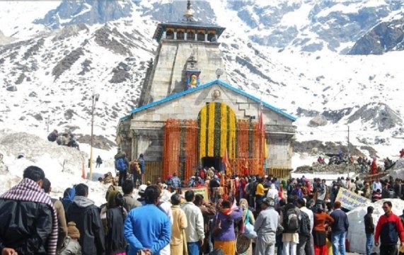Thousands of devotees offer prayers at Kedarnath despite snowfall