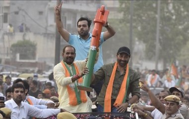 Sunny Deol’s roadshow turns filmy, woman showers him with kiss