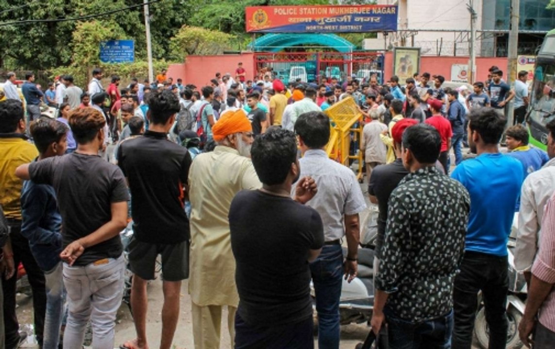 Mukherjee Nagar case: People stage protest in support of auto driver