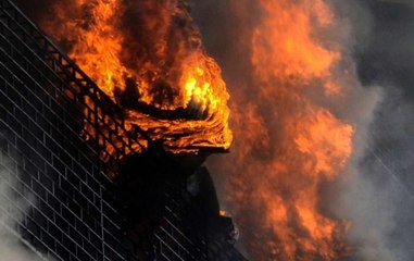 下载视频: Delhi: 5 dead after fire breaks out at rubber factory in Jhilmil area