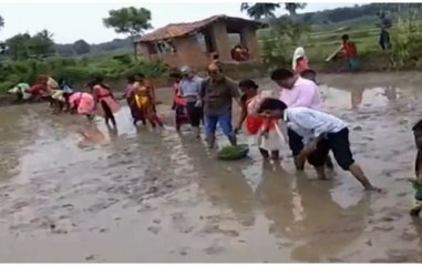 Chhattisgarh: Officers roll up sleeves, help farmers in sowing