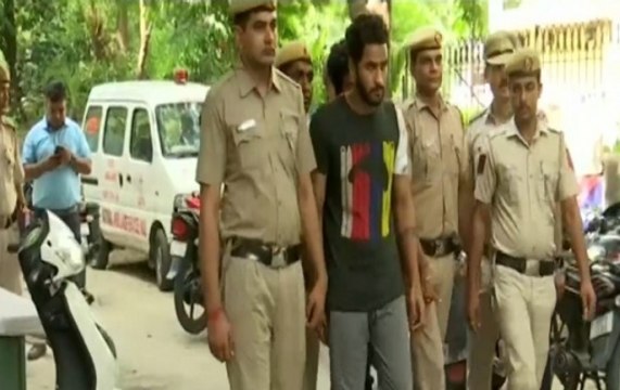 To avoid paying rent, paying guest shoots self to frame landlord