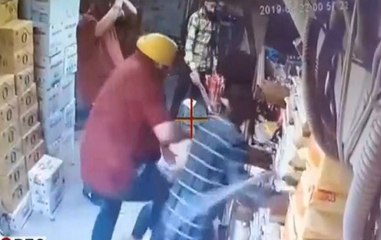 Скачать видео: Watch: Goons thrash businessman in his own store in Delhi