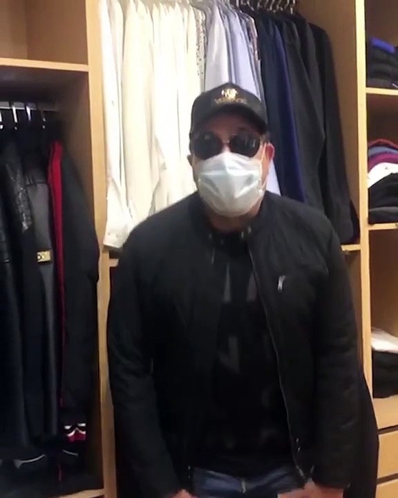 حكيم يفاجئ جمهوره بالكمامة : أنا حسن الهلالى