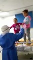 ممرضة تغنى وترقص مع الاطفال المصابين بفيروس كورونا فى مستشفى العزل بقها للتخفيف عنهم