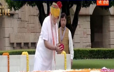 Independence Day: PM Modi pays tributes to Mahatma Gandhi at Rajghat