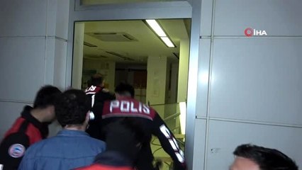 Sokağa çıkma kısıtlamasını aldırış etmeden bankaya giren hırsız, gazetecilere "Benim adım felaket"...