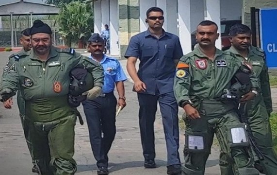 IAF Wing Commander Abhinandan Flies MiG 21 With Air Chief Marshal
