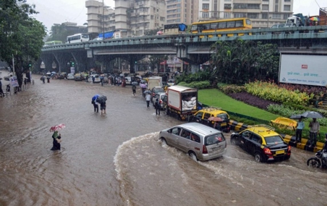 Lakh Take Ki Baat: Rain Impacts Ganesh Chaturthi Festivities In Mumbai