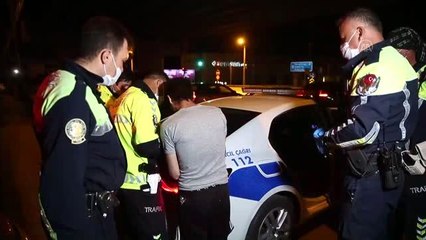 Arka lastikleri olmayan otomobille trafikte seyreden sürücü gözaltına alındı