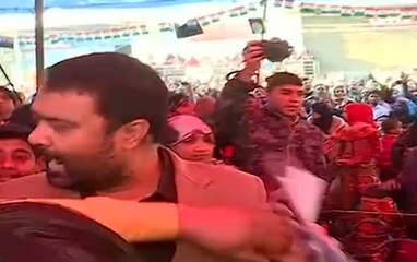 Video herunterladen: News Nation Journalist Deepak Chaurasia Attacked At Shaheen Bagh